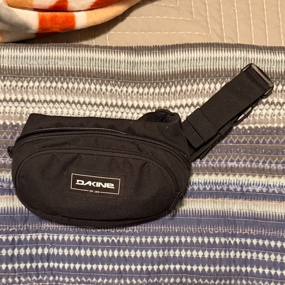 Like New Dakine Black Belt Bag